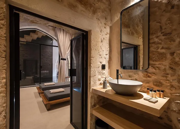 Monastery Estate Venetian Harbor ハニア